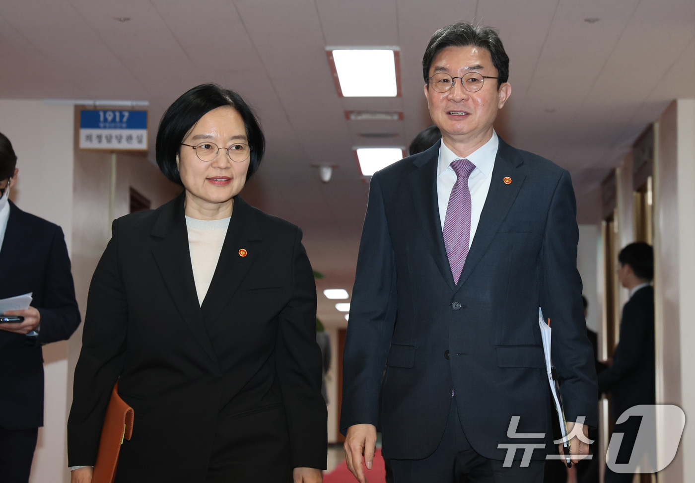 (서울=뉴스1) 임세영 기자 = 한성숙 중소벤처기업부 장관과 이억원 금융위원장이 30일 서울 종로구 정부서울청사에서 열린 임시 국무회의에 참석하고 있다. 2026.3.30/뉴스1