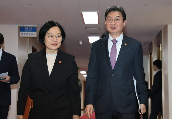 임시 국무회의 참석하는 한성숙 장관·이억원 금융위원장