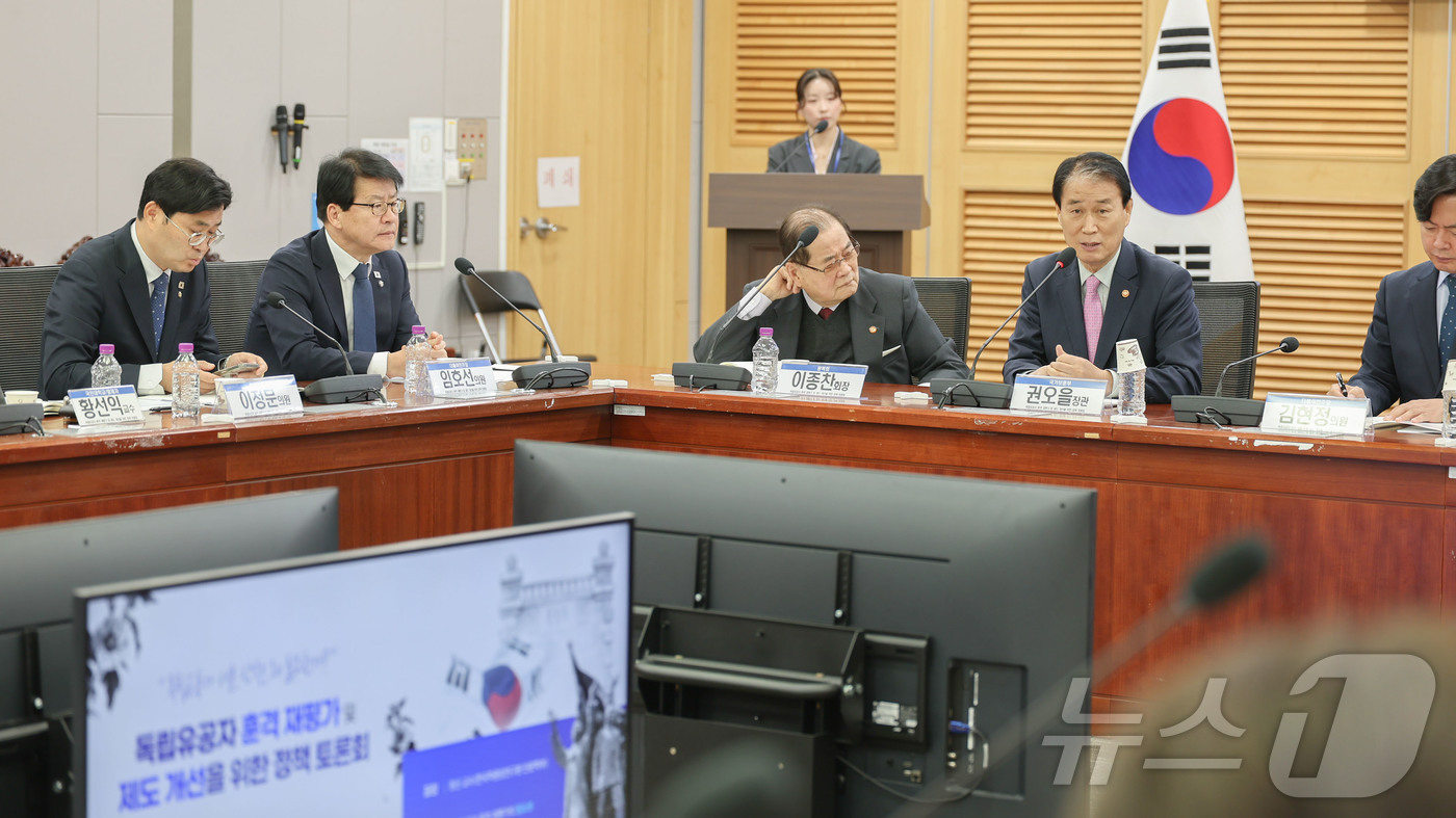 (서울=뉴스1) = 권오을 국가보훈부 장관이 30일 오전 서울 영등포구 국회의원회관에서 열린 독립유공자 훈격 재평가 등 정책토론회에서 발언을 하고 있다. (국가보훈부 제공. 재판매 …