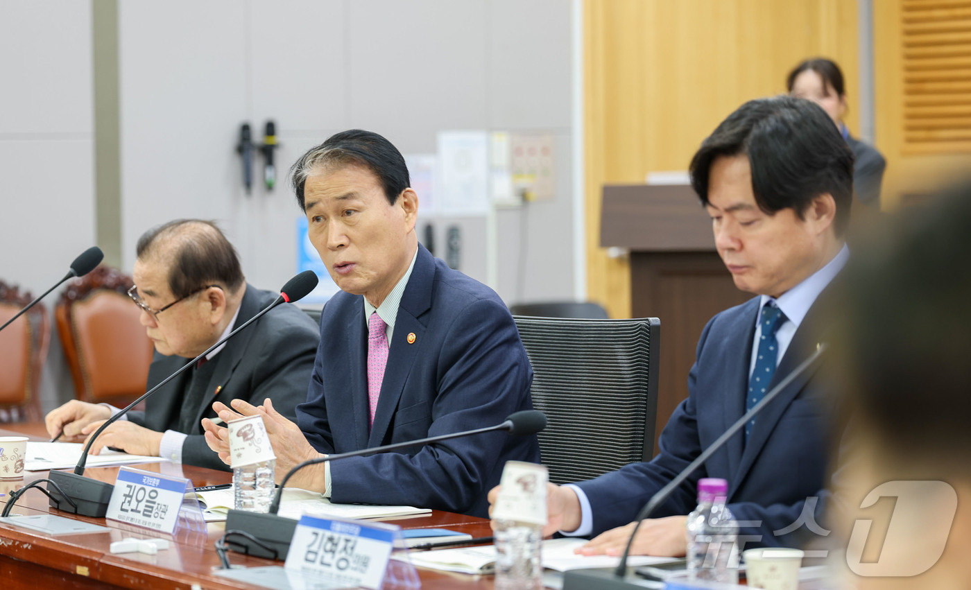 (서울=뉴스1) = 권오을 국가보훈부 장관이 30일 오전 서울 영등포구 국회의원회관에서 열린 독립유공자 훈격 재평가 등 정책토론회에서 축사를 하고 있다. (국가보훈부 제공. 재판매 …