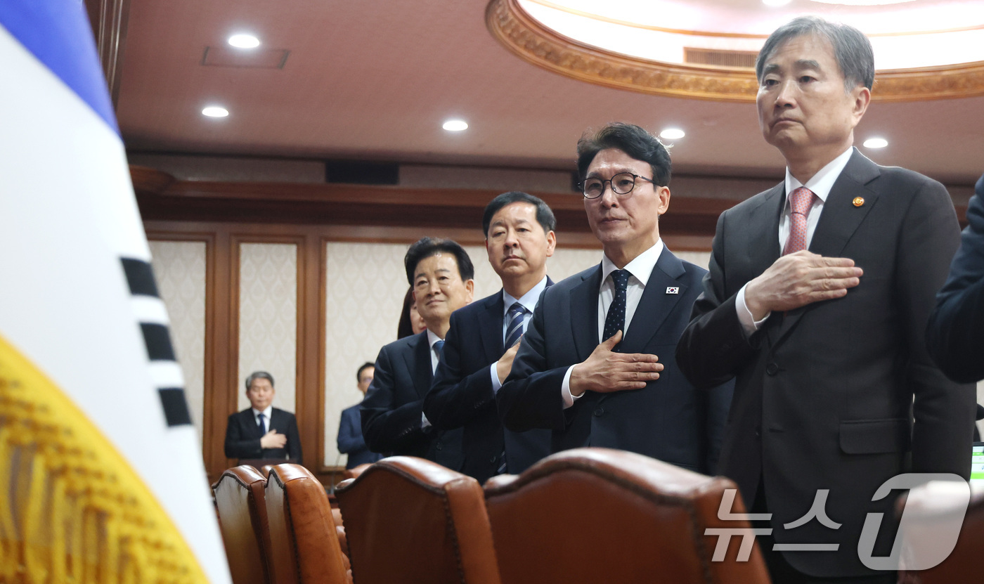 (서울=뉴스1) 임세영 기자 = 김민석 국무총리가 30일 서울 종로구 정부서울청사에서 열린 임시 국무회의에서 국민의례를 하고 있다. 2026.3.30/뉴스1