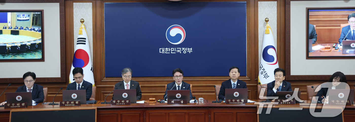 (서울=뉴스1) 임세영 기자 = 김민석 국무총리가 30일 서울 종로구 정부서울청사에서 열린 임시 국무회의에서 모두발언을 하고 있다. 2026.3.30/뉴스1