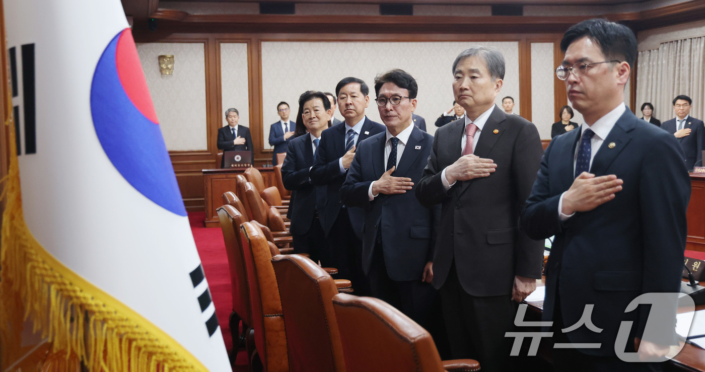 (서울=뉴스1) 임세영 기자 = 김민석 국무총리가 30일 서울 종로구 정부서울청사에서 열린 임시 국무회의에서 국민의례를 하고 있다. 2026.3.30/뉴스1