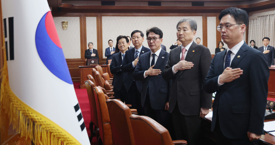 '임시 국무회의 찾은 김민석 총리와 국무위원들'