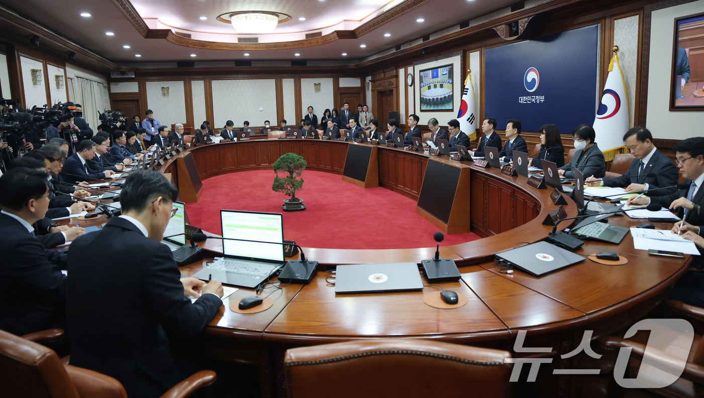 (서울=뉴스1) 임세영 기자 = 김민석 국무총리가 30일 서울 종로구 정부서울청사에서 열린 임시 국무회의에서 모두발언을 하고 있다. 2026.3.30/뉴스1