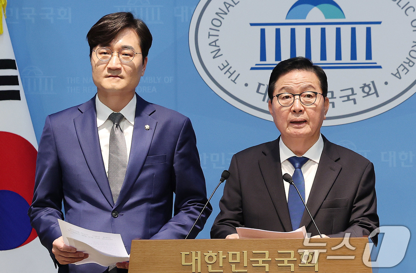 (서울=뉴스1) 박지혜 기자 = 더불어민주당 대전시장 경선 후보인 장종태(오른쪽)·장철민 의원이 30일 서울 여의도 국회 소통관에서 공동 기자회견을 열고 단일화에 합의했다고 밝히고 …