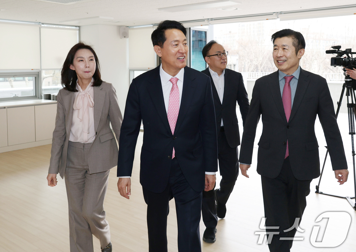 (서울=뉴스1) 김명섭 기자 = 오세훈 서울시장이 30일 서울 서초구 방배동 서초시니어플라자에서 열린 '활력충전 프로젝트 현장설명회'에 참석해 시설을 둘러보고 있다. (공동취재) …