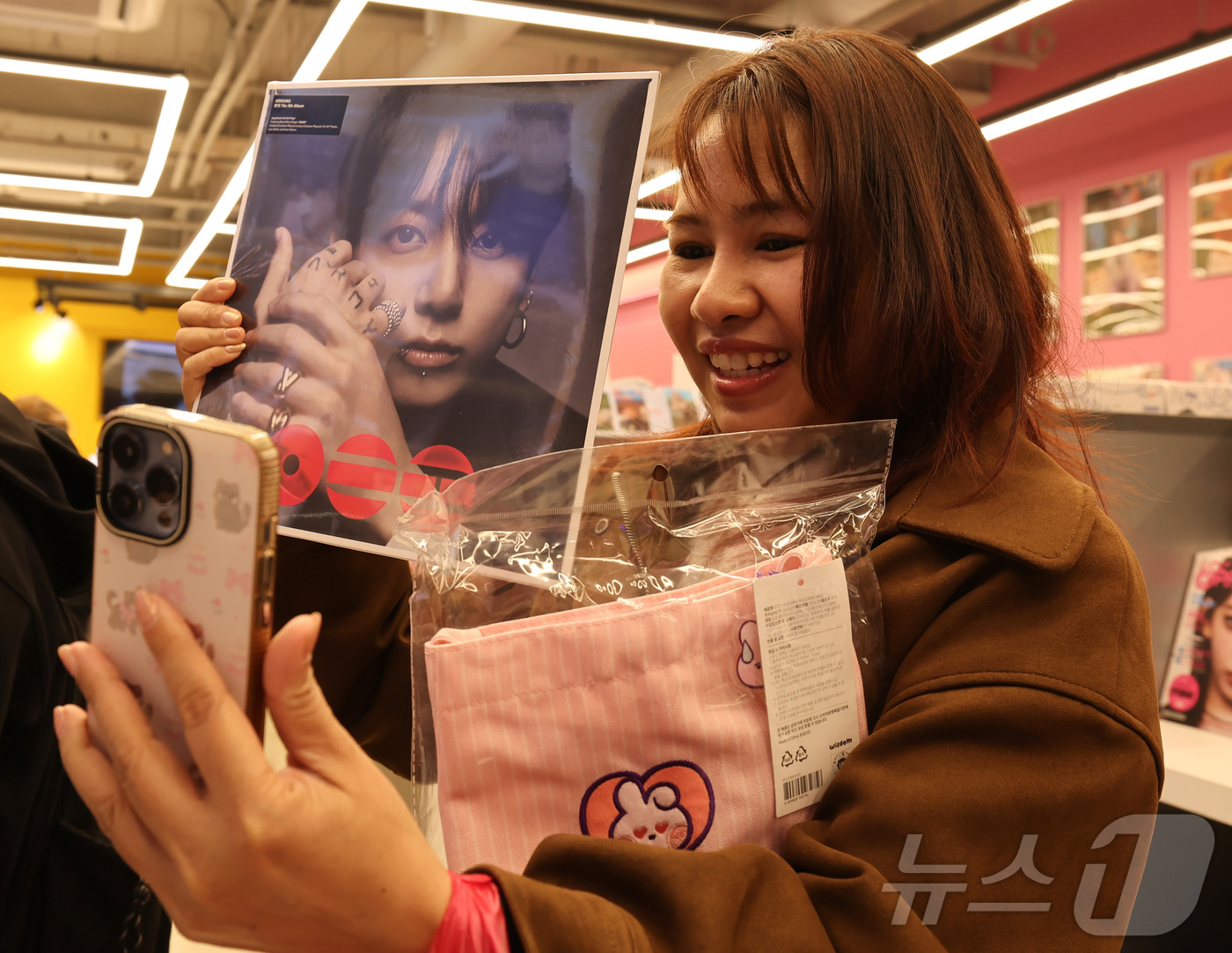 (서울=뉴스1) 이종수　인턴기자 = 그룹 BTS의 정규 5집 ‘아리랑’이 미국 빌보드 200 1위를 기록한 30일 서울 중구 명동의 한 K팝 굿즈숍에서 한 관광객이 앨범을 들고 사 …