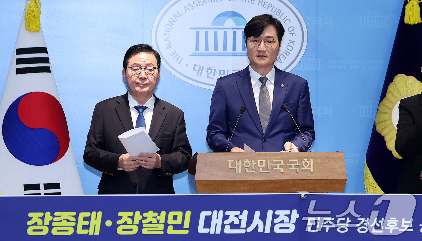 (서울=뉴스1) 박지혜 기자 = 더불어민주당 대전시장 경선 후보인 장종태(왼쪽)·장철민 의원이 30일 서울 여의도 국회 소통관에서 공동 기자회견을 열고 단일화에 합의했다고 밝히고 …