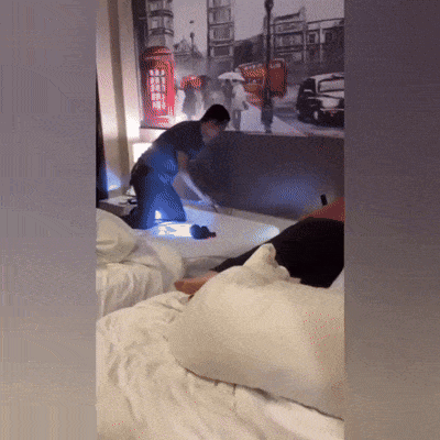 잠자던 여자친구 목 위로 코브라가 스르륵…태국 끄라비 호텔서 봉변