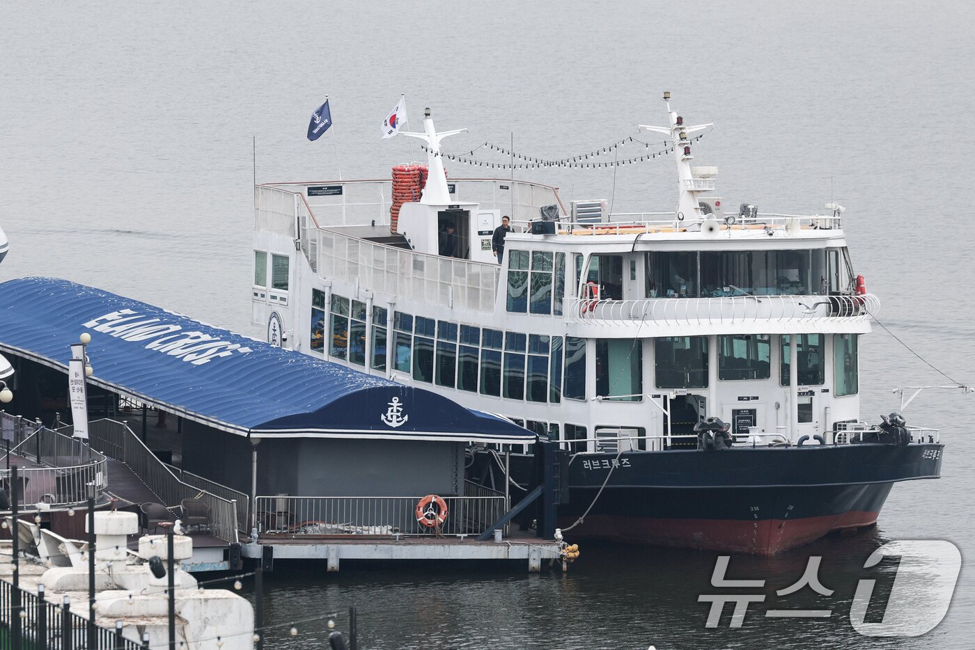 본문 이미지 - 서울시가 30일 서울 반포대교 인근 유람선 좌초 사고와 관련해 현장 조사를 하고 있다. 해당 유람선은 지난 28일 오후 8시30분께 여의도를 출발해 반포대교 달빛무지개분수 인근을 지나던 중 강바닥에 걸려 멈췄으며 승객 359명은 경찰과 소방 구조정에 의해 1시간 만에 모두 구조됐다. 2026.3.30 ⓒ 뉴스1 임지훈 인턴기자