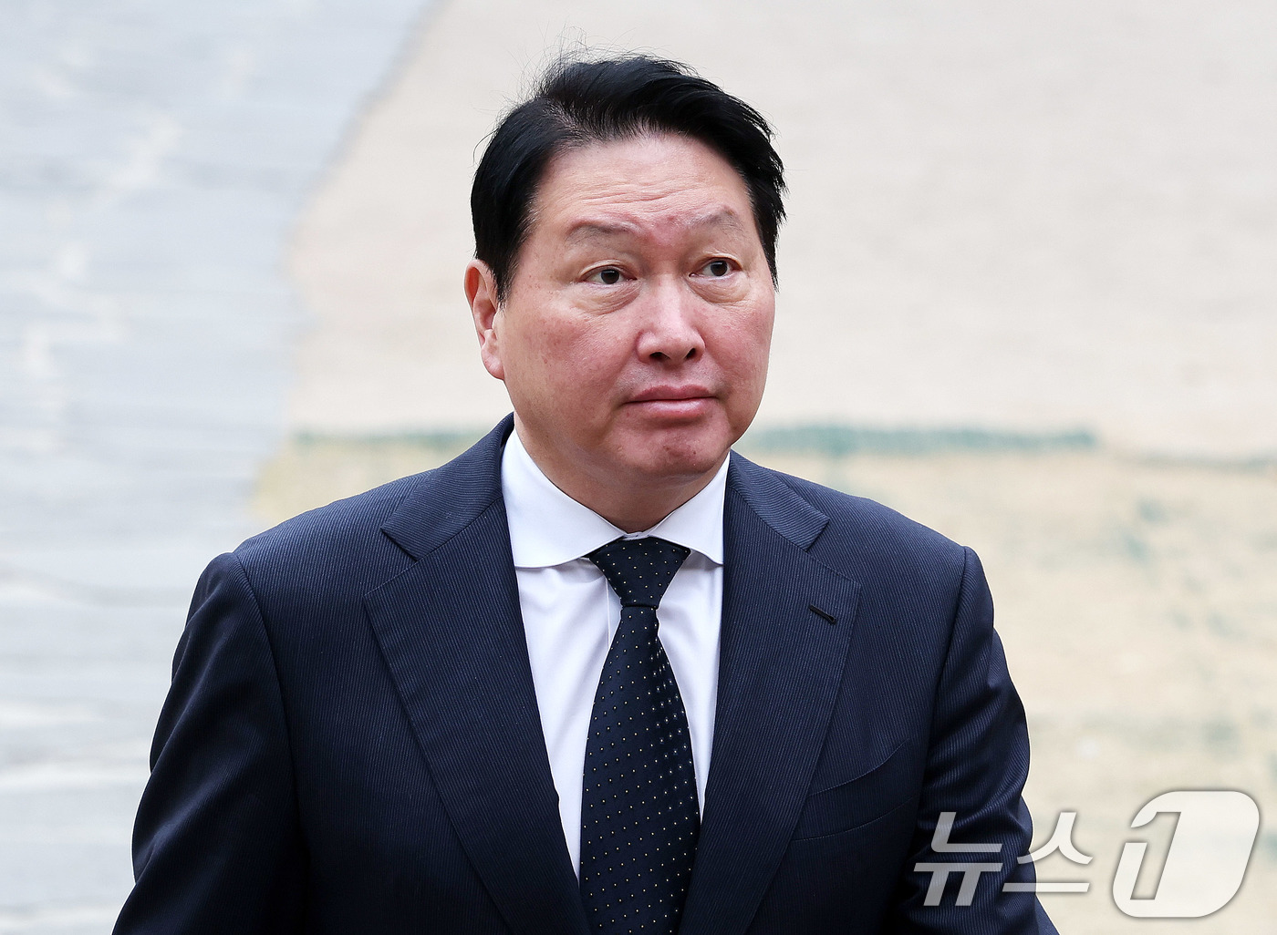 (서울=뉴스1) 박지혜 기자 = 최태원 대한상의 회장이 30일 서울 여의도 국회 사랑재에서 열린 국회 사회적대화 결과보고 개회식에 참석하기 위해 이동하고 있다. 2026.3.30/ …