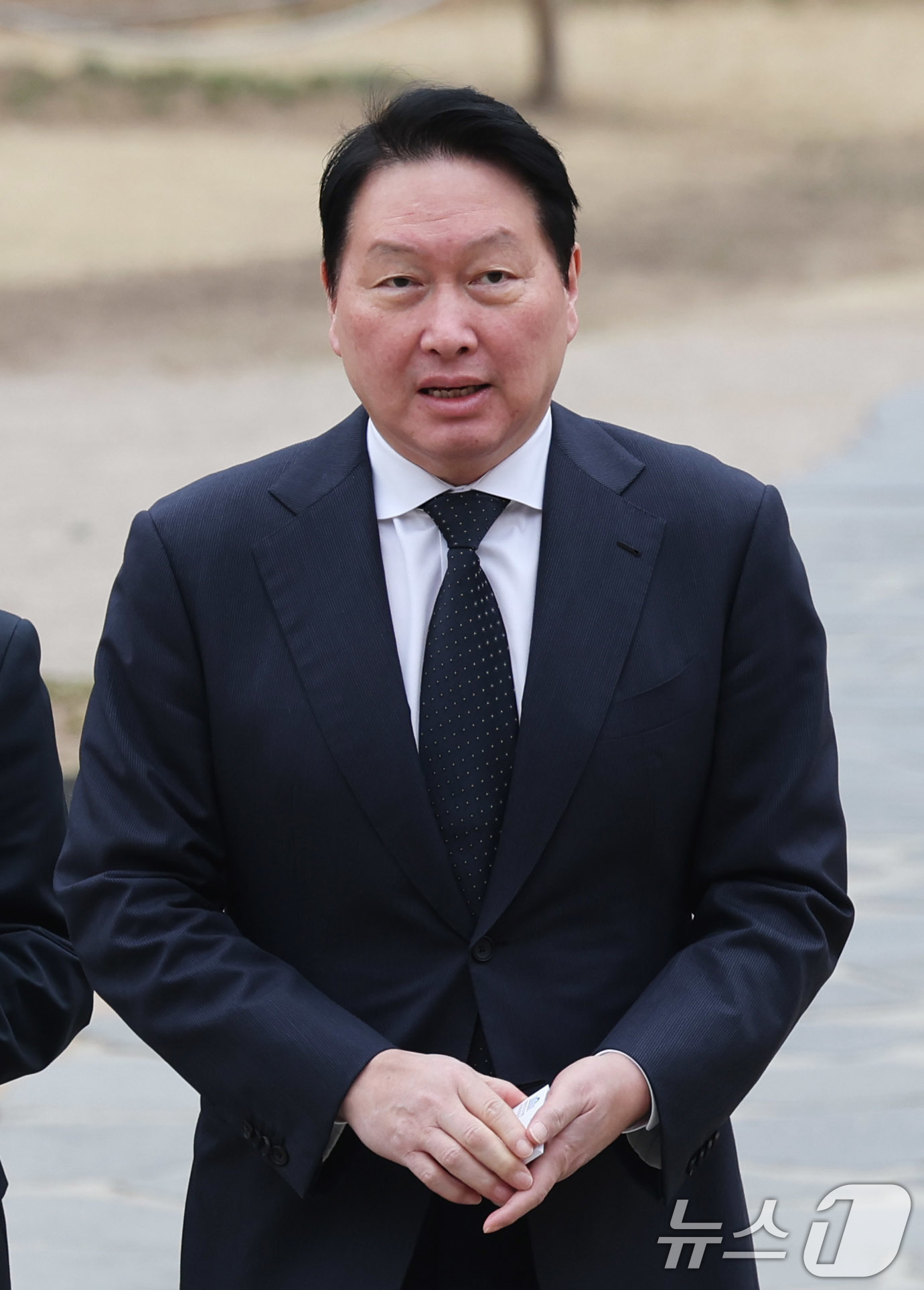 (서울=뉴스1) 박지혜 기자 = 최태원 대한상의 회장이 30일 서울 여의도 국회 사랑재에서 열린 국회 사회적대화 결과보고 개회식에 참석하기 위해 이동하고 있다. 2026.3.30/ …