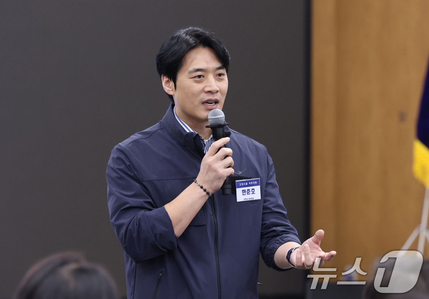 (수원=뉴스1) 김영운 기자 = 30일 경기 수원시 영통구 경기도의회 대회의실에서 열린 '더불어민주당 경기도당 제3차 상무위원회 회의'에서 더불어민주당 경기지사 경선 후보인 한준호 …