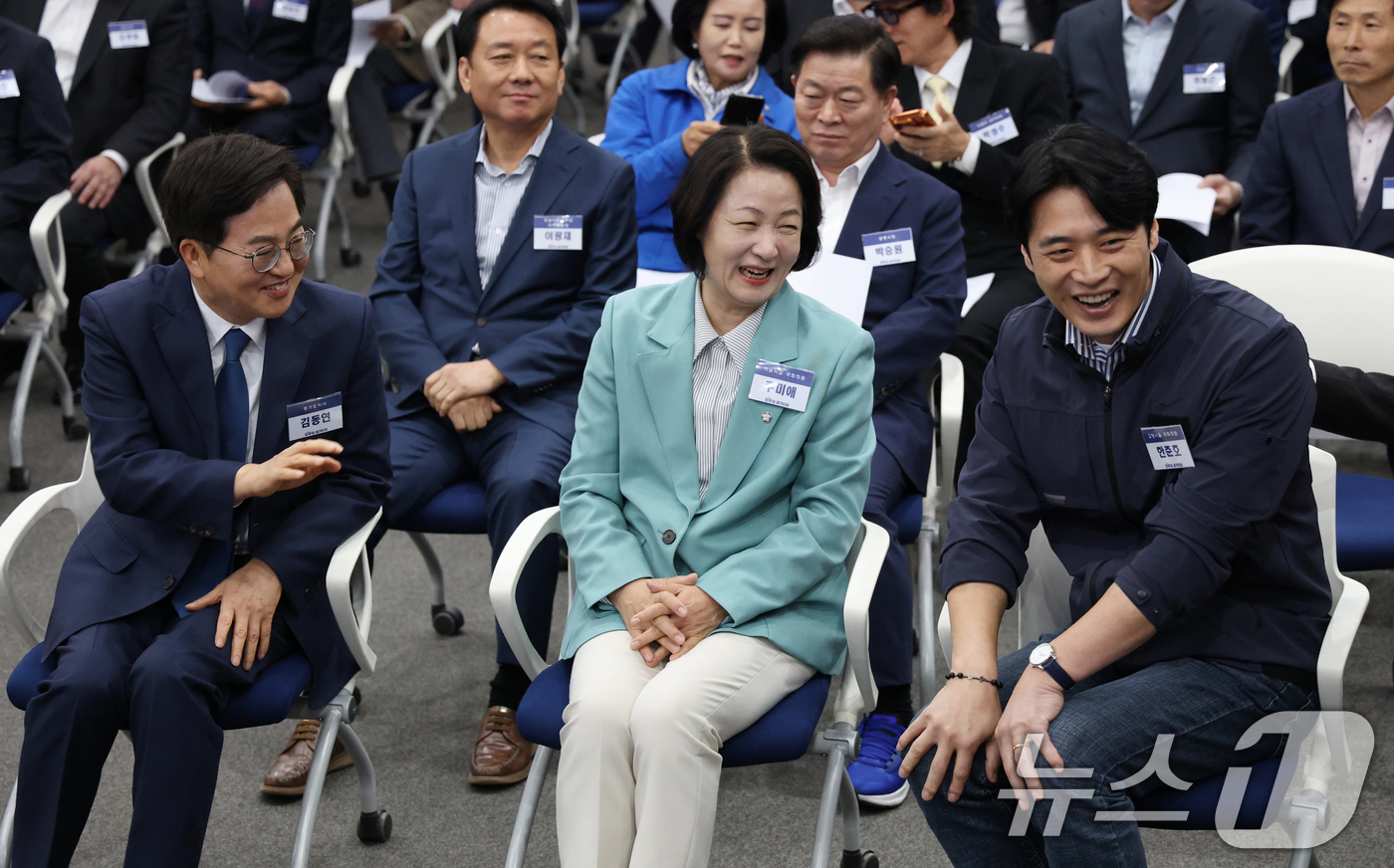 (수원=뉴스1) 김영운 기자 = 30일 경기 수원시 영통구 경기도의회 대회의실에서 열린 '더불어민주당 경기도당 제3차 상무위원회 회의'에서 더불어민주당 경기지사 경선 후보인 김동연 …