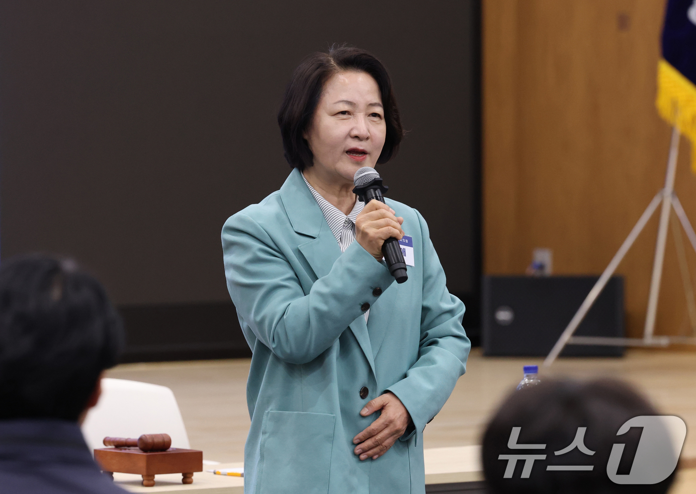 (수원=뉴스1) 김영운 기자 = 30일 경기 수원시 영통구 경기도의회 대회의실에서 열린 '더불어민주당 경기도당 제3차 상무위원회 회의'에서 더불어민주당 경기지사 경선 후보인 추미애 …