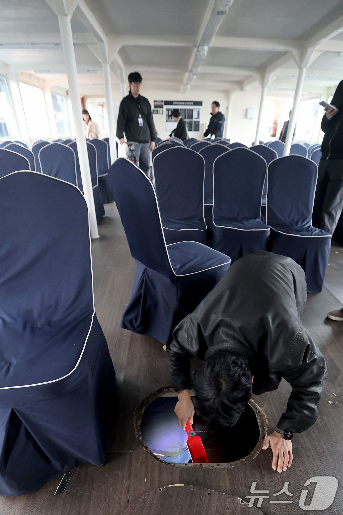 (서울=뉴스1) 이광호 기자 = 서울시가 한강 유람선이 강바닥에 걸려 멈춘 사고와 관련해 원인 조사에 나섰다.30일 오전 서울 여의도 선착장에 정박해 있는 사고 유람선에서 한국해양 …