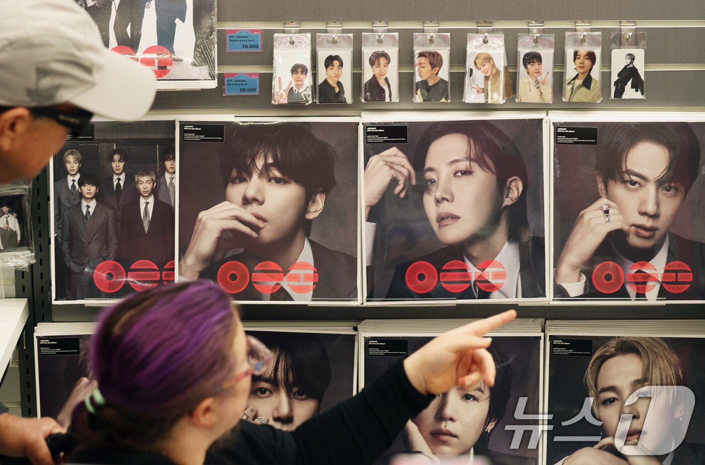 본문 이미지 - 그룹 방탄소년단(BTS)이 정규 5집 '아리랑'(ARIRANG)으로 미국 빌보드 메인 앨범 차트인 '빌보드 200' 정상에 올랐다. 사진은 30일 서울 중구 명동의 케이팝 굿즈샵 '케이메카' 본점에서 BTS 신보 '아리랑'을 살펴보는 외국인들 모습. 2026.3.30 ⓒ 뉴스1 오대일 기자