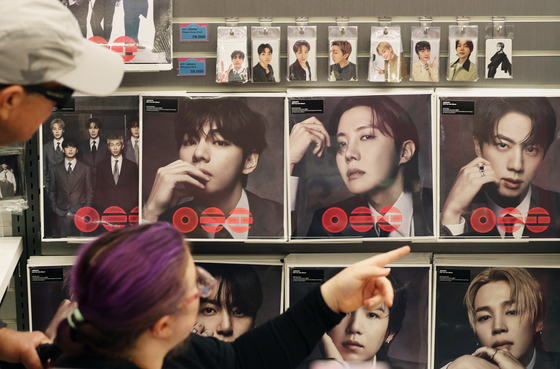 방탄소년단 공연장 입장객 확인용 팔찌 500개 도난…남성 추적