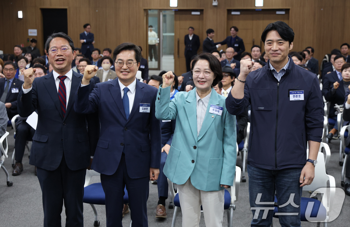 (수원=뉴스1) 김영운 기자 = 30일 경기 수원시 영통구 경기도의회 대회의실에서 열린 '더불어민주당 경기도당 제3차 상무위원회 회의'에서 김승원 경기도당위원장(왼쪽부터)과 더불어 …