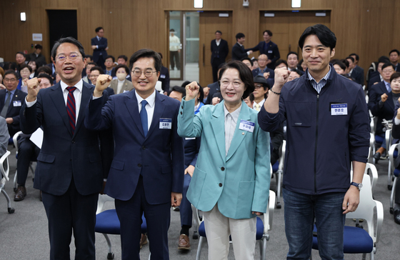 파이팅 외치는 민주당 경기지사 후보돌