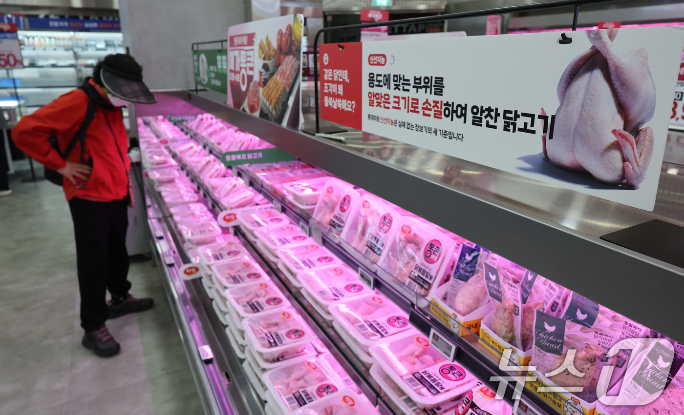 (서울=뉴스1) 안은나 기자 = 고병원성 조류인플루엔자(AI) 확산과 환율 상승으로 인한 사료값 인상 여파로 닭고기 소매가격이 16% 가까이 오른 30일 서울 시내 대형마트를 찾은 …