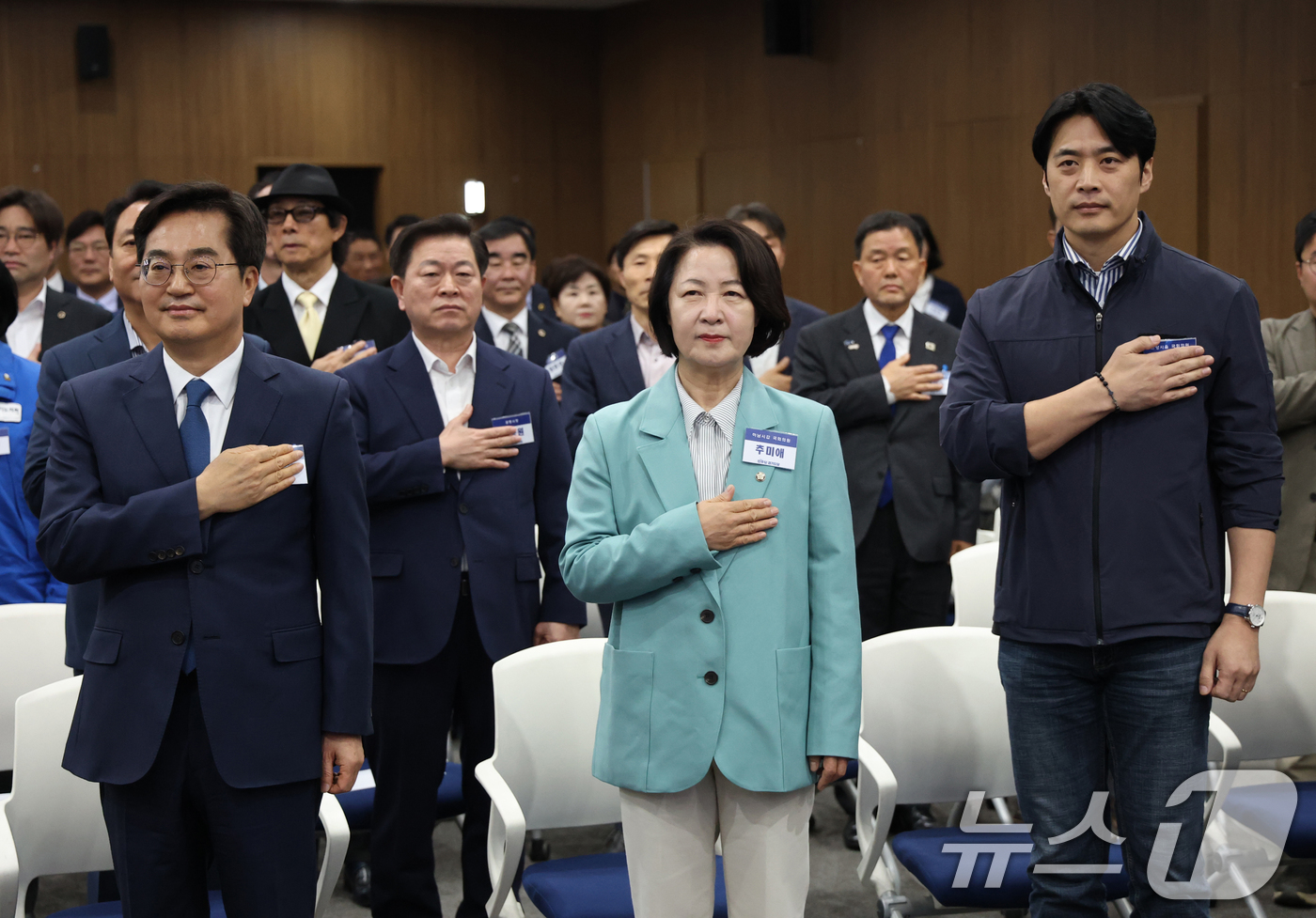 (수원=뉴스1) 김영운 기자 = 30일 경기 수원시 영통구 경기도의회 대회의실에서 열린 '더불어민주당 경기도당 제3차 상무위원회 회의'에서 더불어민주당 경기지사 경선 후보인 김동연 …