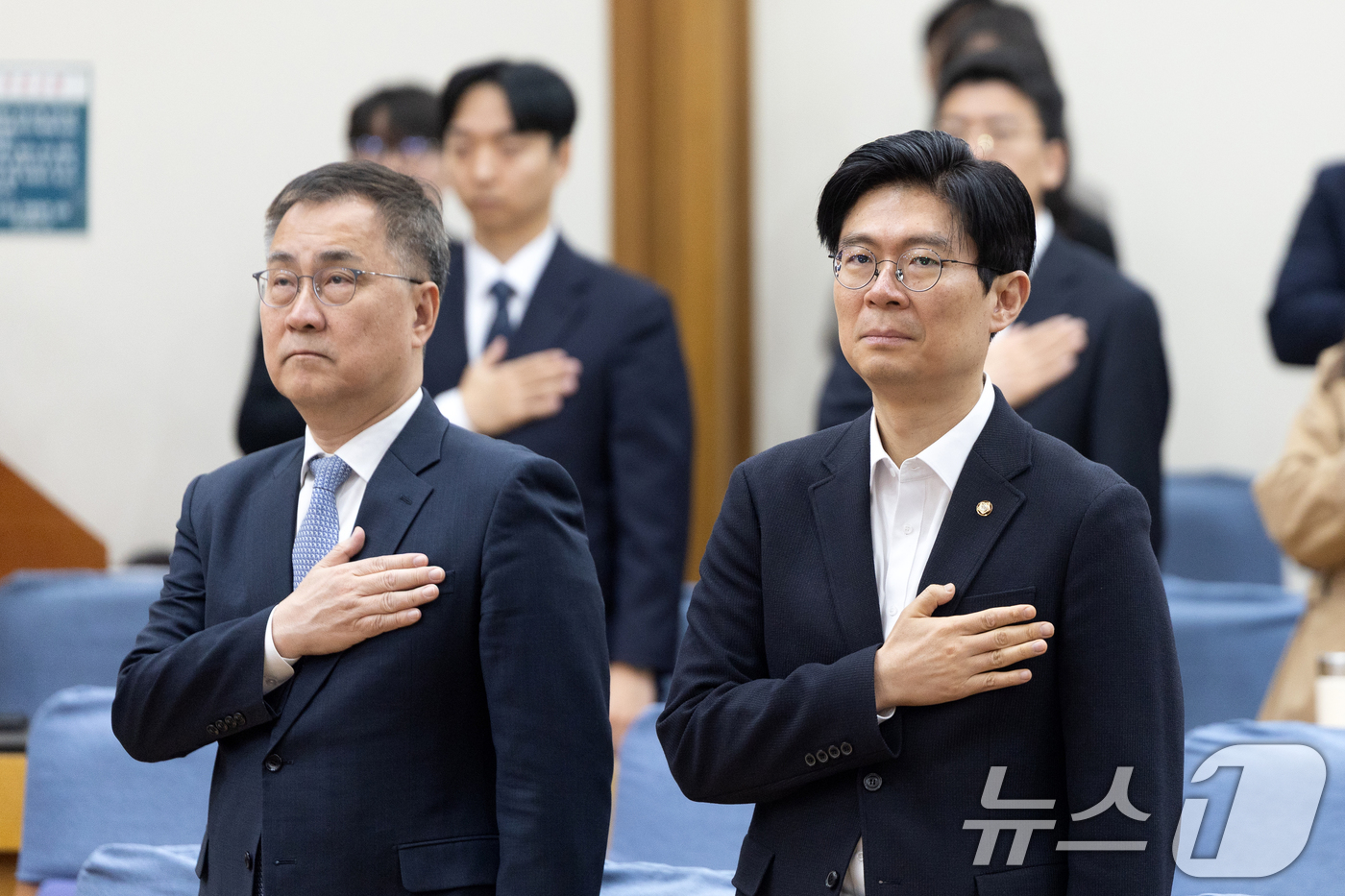 (서울=뉴스1) 이승배 기자 = 30일 서울 여의도 국회 의원회관에서 열린 '정책 2830' 창립총회 및 기조강연에서 조정훈 국민의힘 의원이 국민의례하고 있다. 2026.3.30/ …