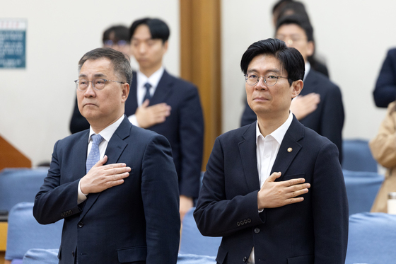 국민의례 하는 조정훈 의원