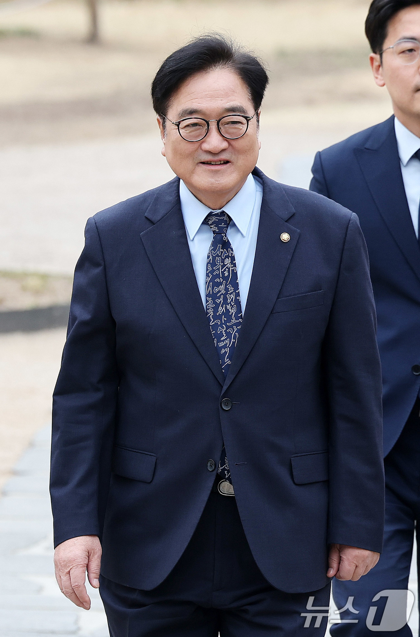 (서울=뉴스1) 박지혜 기자 = 우원식 국회의장이 30일 서울 여의도 국회 사랑재에서 열린 국회 사회적대화 결과보고 개회식에 참석하기 위해 이동하고 있다. 2026.3.30/뉴스1 …