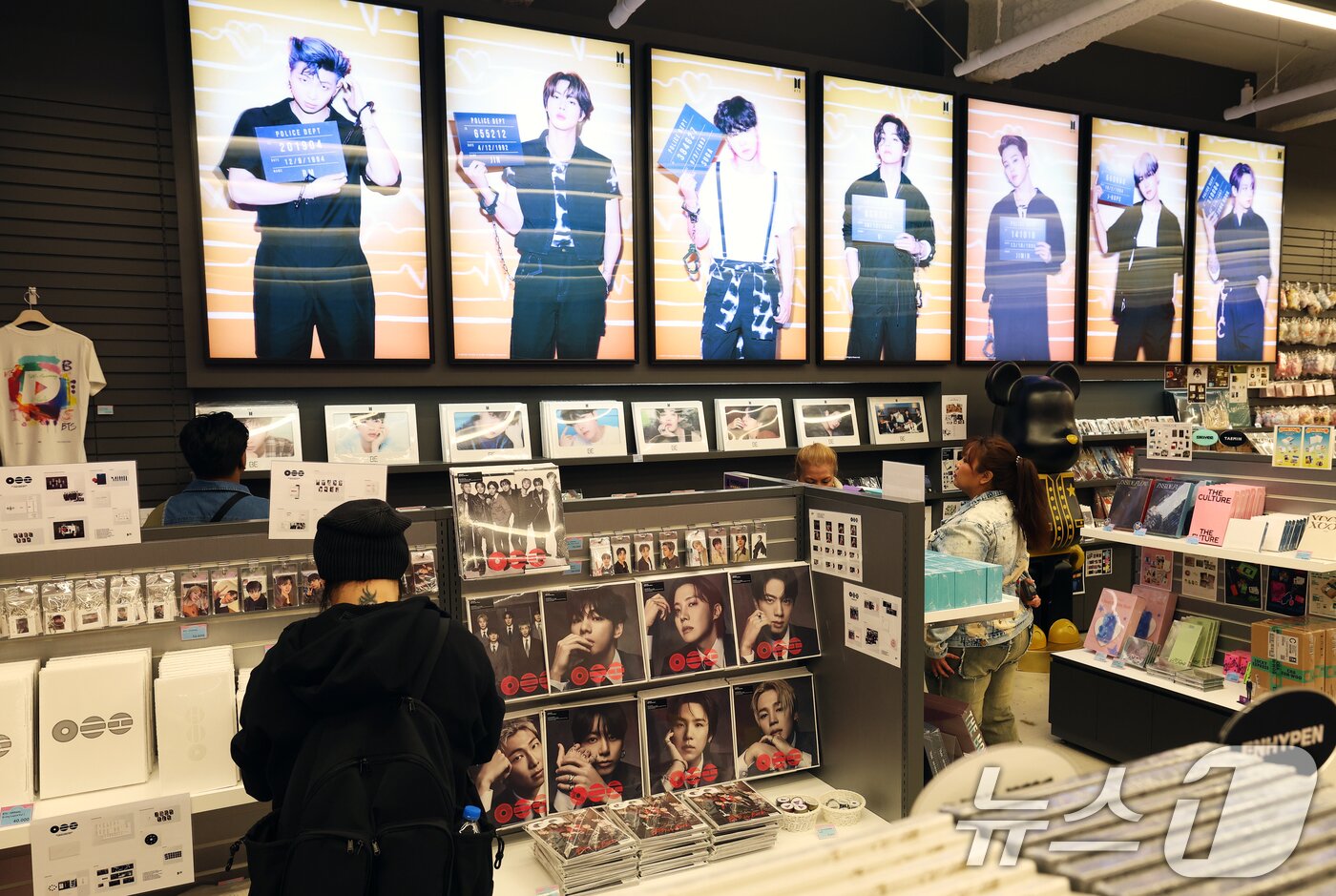 본문 이미지 - 그룹 방탄소년단(BTS)이 정규 5집 '아리랑'(ARIRANG)으로 미국 빌보드 메인 앨범 차트인 '빌보드 200' 정상에 올랐다. 사진은 30일 서울 중구 명동의 케이팝 굿즈샵 '케이메카' 본점에서 BTS 신보 '아리랑'을 살펴보는 외국인들 모습. 2026.3.30 ⓒ 뉴스1 오대일 기자
