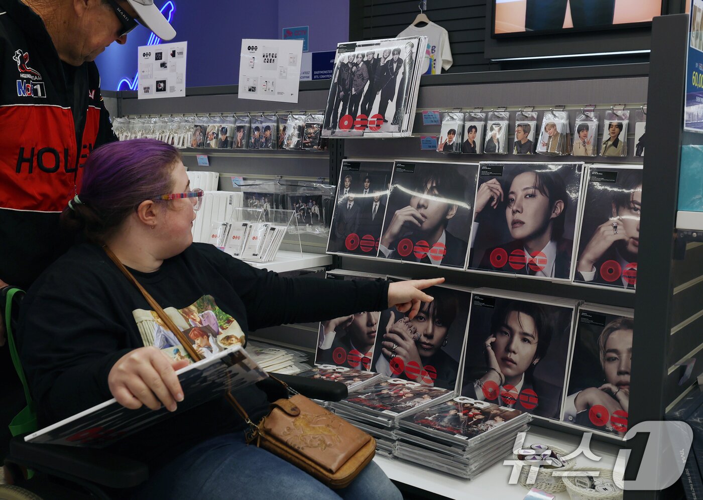 본문 이미지 - 그룹 방탄소년단(BTS)이 정규 5집 '아리랑'(ARIRANG)으로 미국 빌보드 메인 앨범 차트인 '빌보드 200' 정상에 올랐다. 사진은 30일 서울 중구 명동의 케이팝 굿즈샵 '케이메카' 본점에서 BTS 신보 '아리랑'을 살펴보는 외국인들 모습. 2026.3.30 ⓒ 뉴스1 오대일 기자