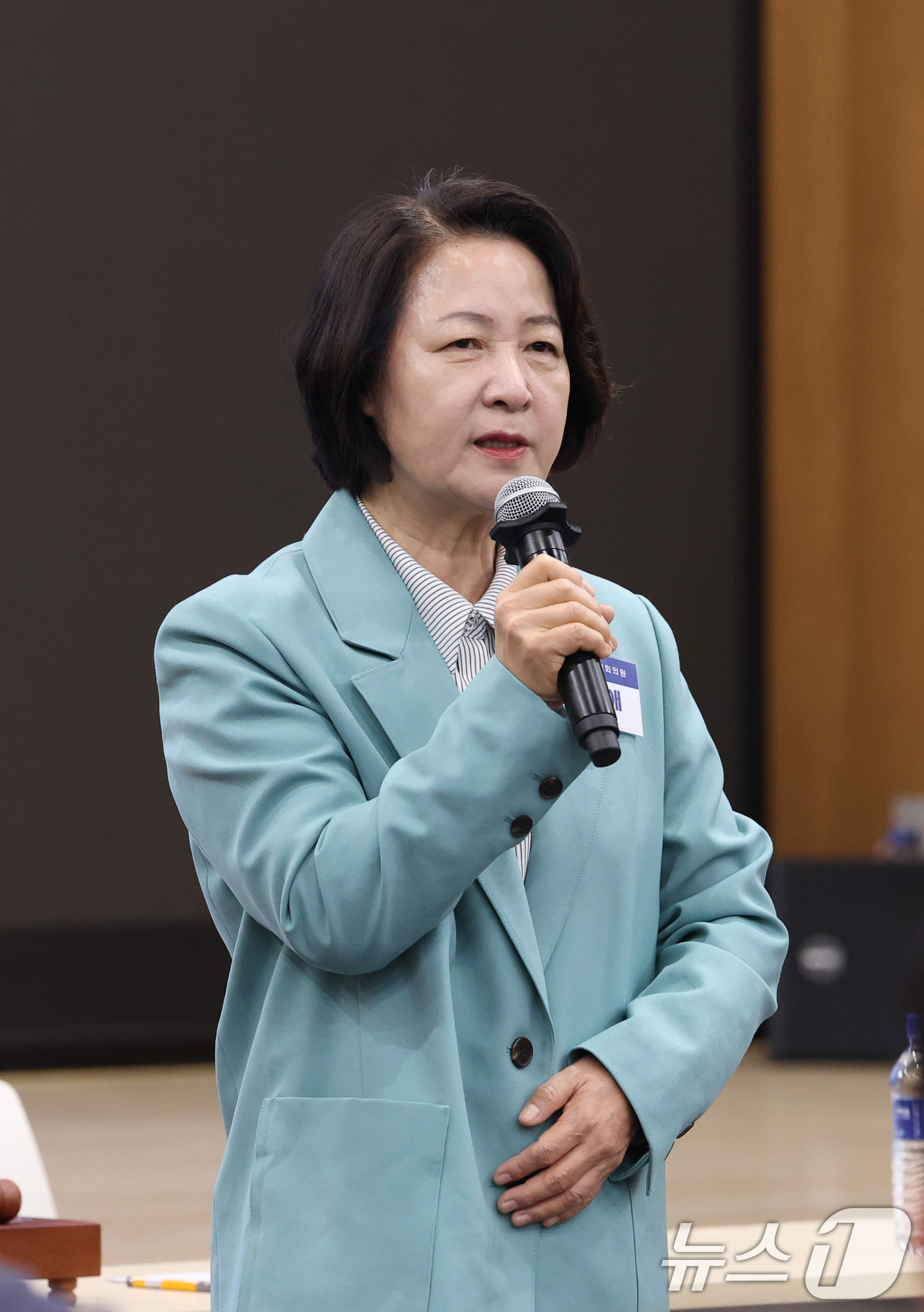 (수원=뉴스1) 김영운 기자 = 30일 경기 수원시 영통구 경기도의회 대회의실에서 열린 '더불어민주당 경기도당 제3차 상무위원회 회의'에서 더불어민주당 경기지사 경선 후보인 추미애 …