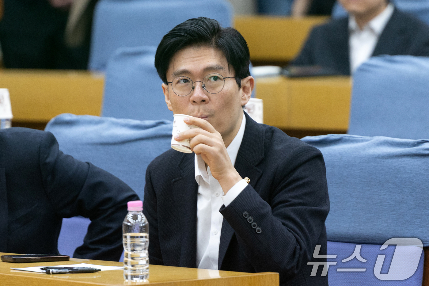 (서울=뉴스1) 이승배 기자 = 30일 서울 여의도 국회 의원회관에서 열린 '정책 2830' 창립총회 및 기조강연에서 조정훈 국민의힘 의원이 물을 마시고 있다. 2026.3.30/ …