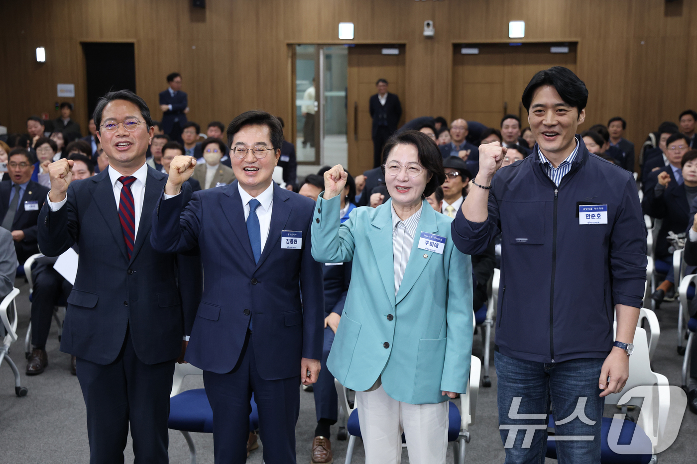 (수원=뉴스1) 김영운 기자 = 30일 경기 수원시 영통구 경기도의회 대회의실에서 열린 '더불어민주당 경기도당 제3차 상무위원회 회의'에서 김승원 경기도당위원장(왼쪽부터)과 더불어 …