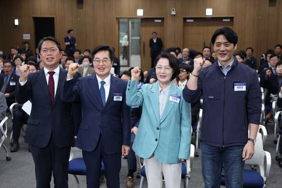 파이팅 외치는 민주당 경기지사 후보돌