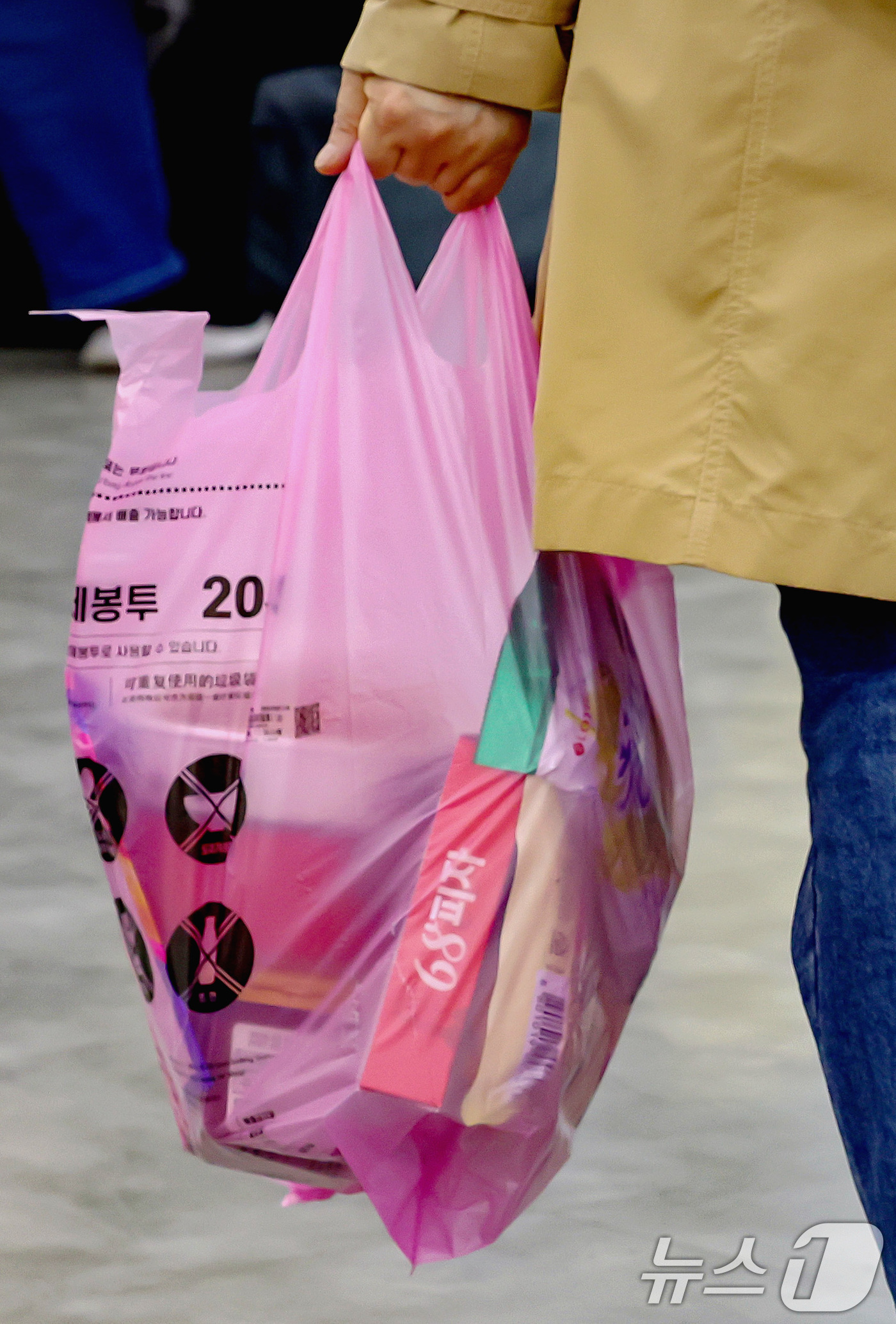 (서울=뉴스1) 조연우 인턴기자 = 30일 서울 시내 한 대형마트에서 시민이 종량제 봉투에 물건을 담고 있다. 나프타 가격 상승 여파로 포장재 수급 불안 우려가 확산되며 선제 구매 …