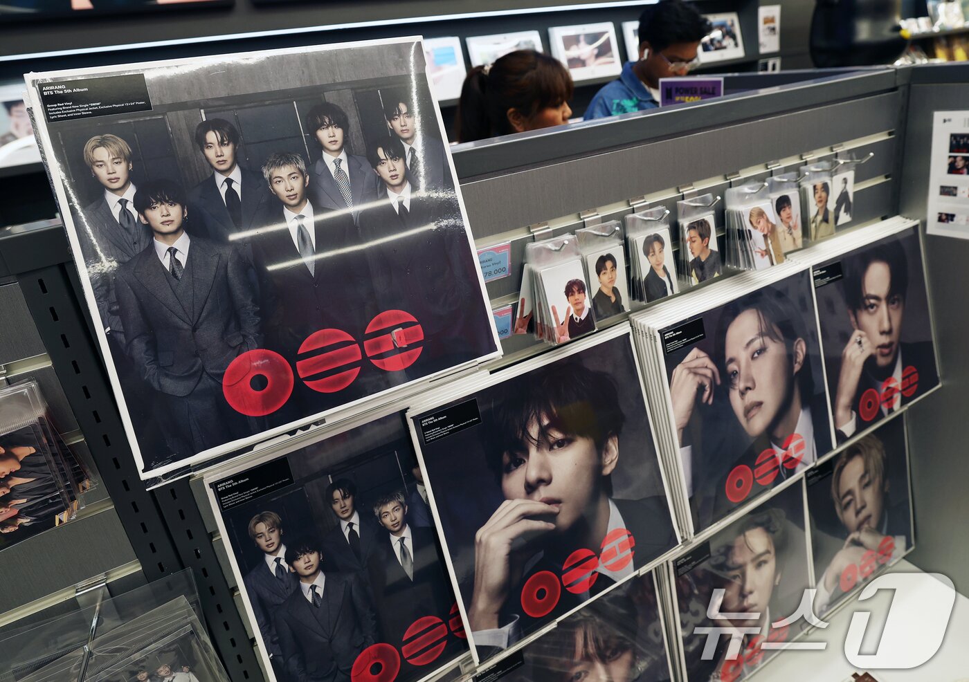 본문 이미지 - 그룹 방탄소년단(BTS)의 정규 5집 '아리랑'(ARIRANG) 타이틀곡 '스윔'(SWIM)이 메인 싱글 차트인 '핫 100'(Hot 100) 진입과 동시에 1위를 차지했다.  사진은 30일 서울 중구 명동의 케이팝 굿즈샵 '케이메카' 본점에 BTS 신보 '아리랑'이 진열된 모습. 2026.3.30 ⓒ 뉴스1 오대일 기자