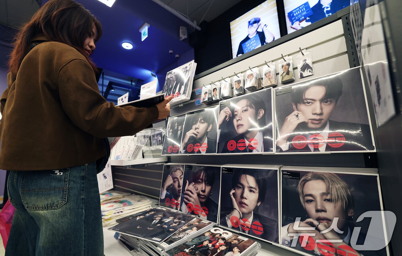 본문 이미지 - 그룹 방탄소년단(BTS)이 정규 5집 '아리랑'(ARIRANG)으로 미국 빌보드 메인 앨범 차트인 '빌보드 200' 정상에 올랐다. 사진은 30일 서울 중구 명동의 케이팝 굿즈샵 '케이메카' 본점에서 BTS 신보 '아리랑'을 살펴보는 외국인들 모습. 2026.3.30 ⓒ 뉴스1 오대일 기자