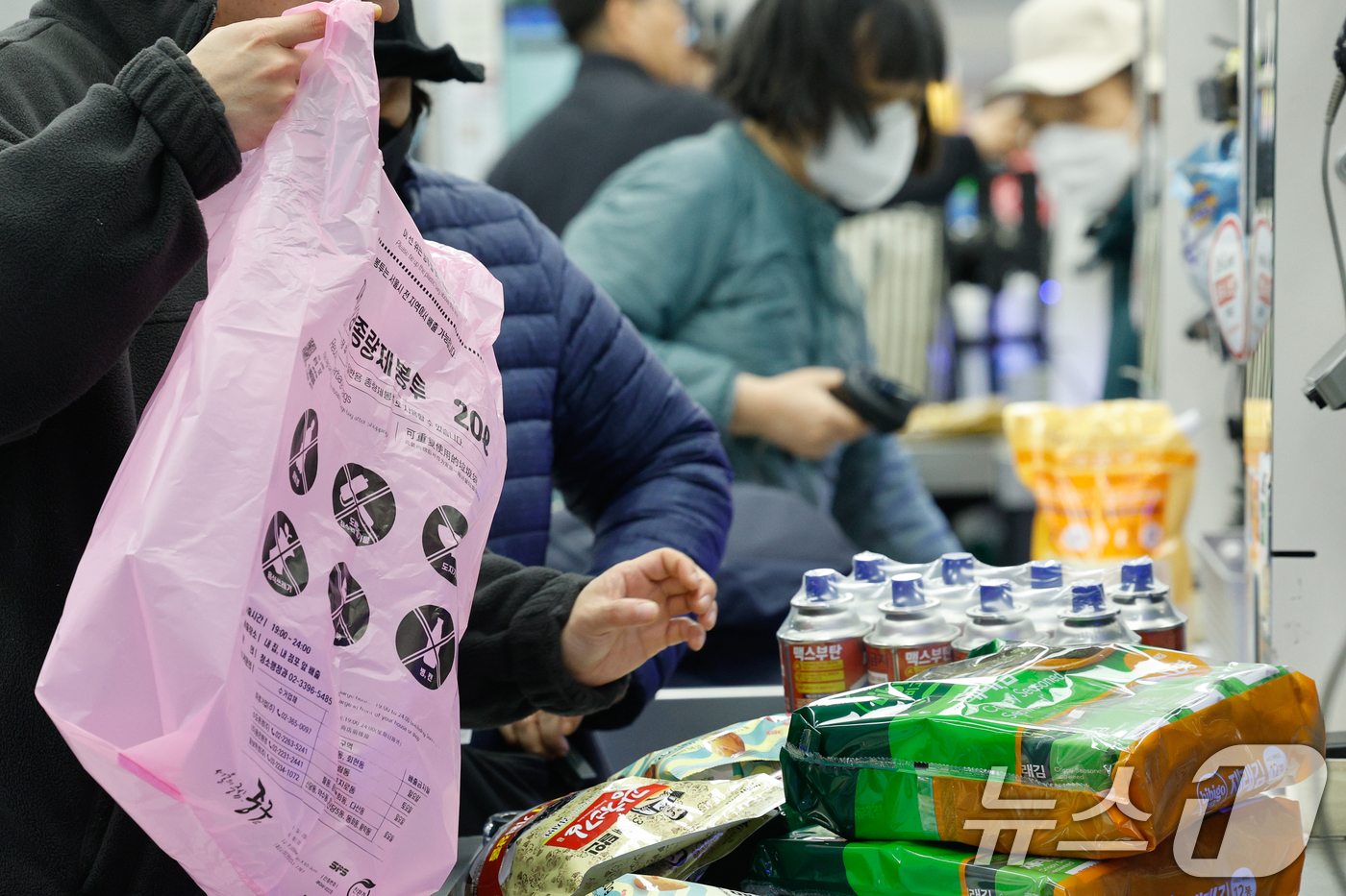 (서울=뉴스1) 안은나 기자 = 30일 서울 시내 대형마트를 찾은 고객이 종량제 봉투에 구매한 물건을 담고 있다.종량제 봉투 수급 불안으로 인해 일부 지역에서 판매 제한 등 품귀 …