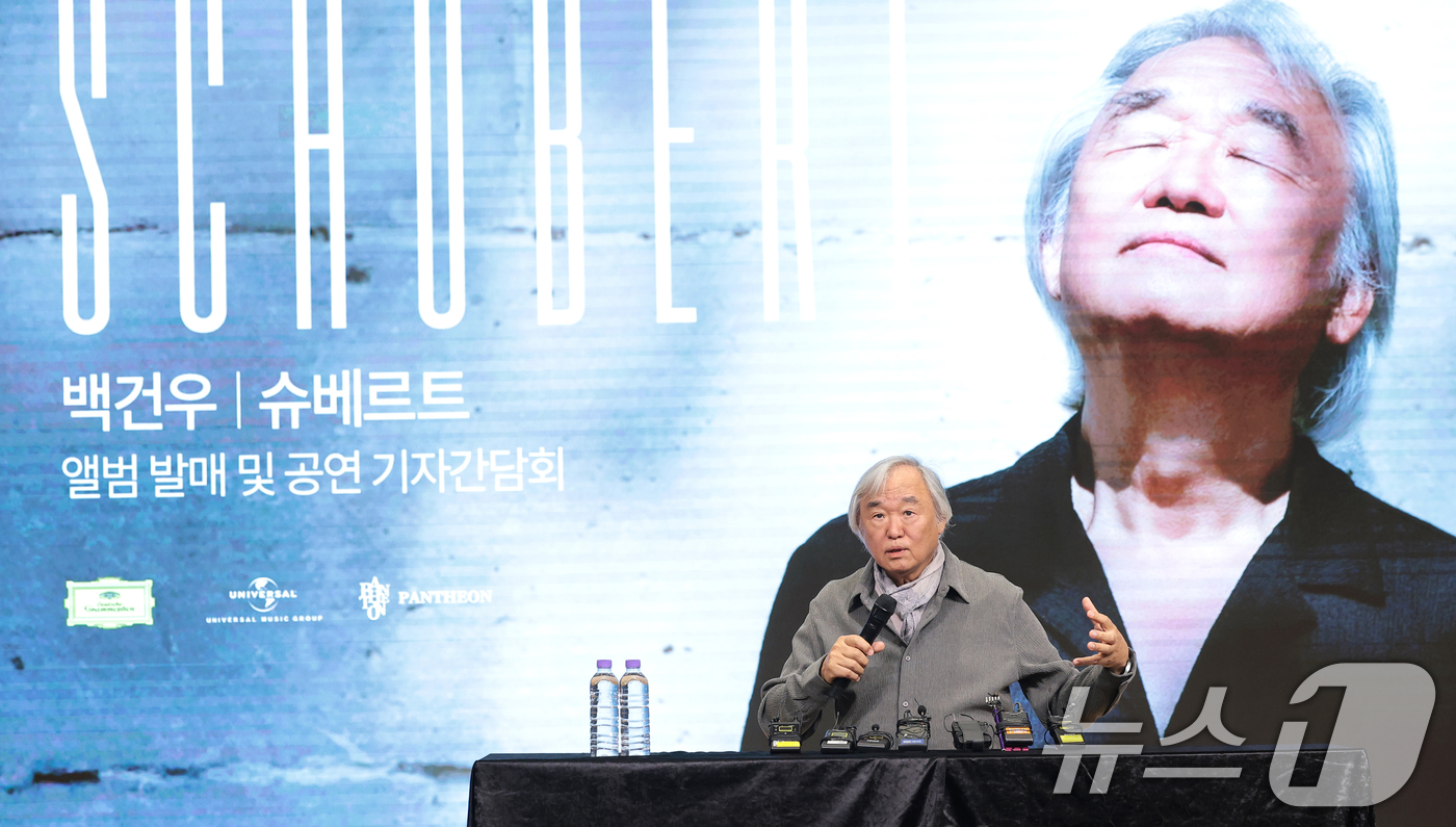 (서울=뉴스1) 권현진 기자 = 피아니스트 백건우(80)가 30일 서울 영등포구 신영체임버홀에서 가진 데뷔 70주년 기자간담회에서 취재진 질문에 답하고 있다. 2026.3.30/뉴 …