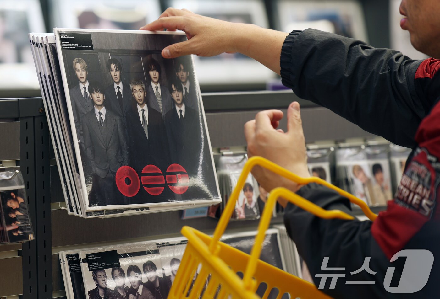 본문 이미지 - 그룹 방탄소년단(BTS)의 정규 5집 '아리랑'(ARIRANG) 타이틀곡 '스윔'(SWIM)이 메인 싱글 차트인 '핫 100'(Hot 100) 진입과 동시에 1위를 차지했다.사진은 30일 서울 중구 명동의 케이팝 굿즈샵 '케이메카' 본점에서 BTS 신보 '아리랑'을 살펴보는 외국인들 모습. 2026.3.30 ⓒ 뉴스1 오대일 기자