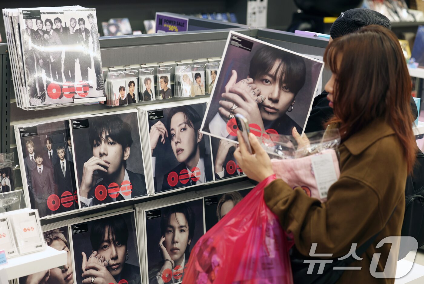 본문 이미지 - 그룹 방탄소년단(BTS)이 정규 5집 '아리랑'(ARIRANG)으로 미국 빌보드 메인 앨범 차트인 '빌보드 200' 정상에 올랐다. 사진은 30일 서울 중구 명동의 케이팝 굿즈샵 '케이메카' 본점에서 BTS 신보 '아리랑'을 살펴보는 외국인들 모습. 2026.3.30 ⓒ 뉴스1 오대일 기자