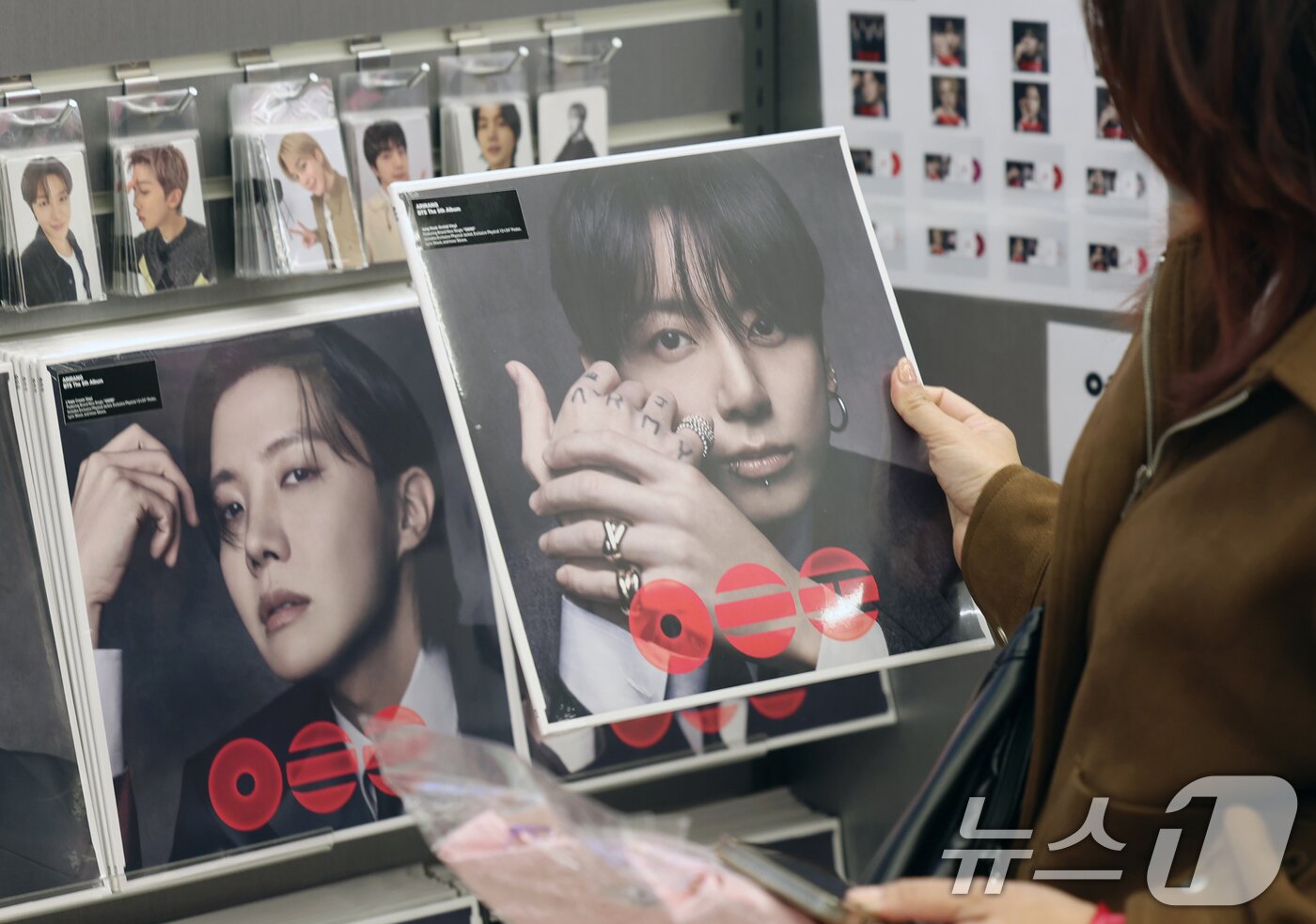 본문 이미지 - 그룹 방탄소년단(BTS)의 정규 5집 '아리랑'(ARIRANG) 타이틀곡 '스윔'(SWIM)이 메인 싱글 차트인 '핫 100'(Hot 100) 진입과 동시에 1위를 차지했다.  사진은 30일 서울 중구 명동의 케이팝 굿즈샵 '케이메카' 본점에서 BTS 신보 '아리랑'을 살펴보는 외국인들 모습. 2026.3.30 ⓒ 뉴스1 오대일 기자