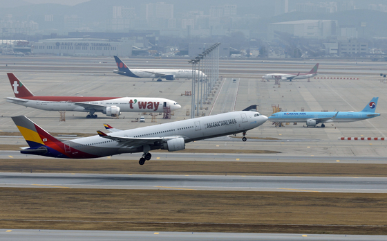 유가 쇼크에 항공사 비상…정부, 슬롯·공항료 추가 지원 검토