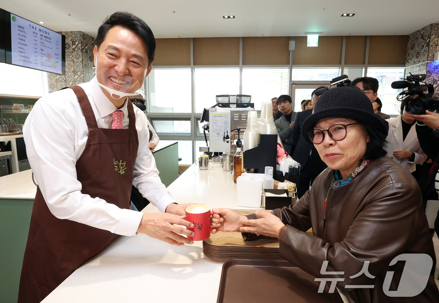 (서울=뉴스1) 김명섭 기자 = 오세훈 서울시장이 30일 오전 서울 서초구 시니어플라자 늘봄카페에서 직접 제조한 커피를 시민에게 전달하고 있다. (공동취재) 2026.3.30/뉴스 …