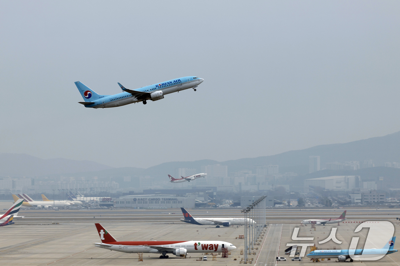 (인천공항=뉴스1) 박정호 기자 = 중동 사태로 국제유가와 환율이 오르면서 비용 부담이 커진 항공사들이 운항편을 줄이고 요금을 인상하는 등의 대책이 나오고 있는 가운데 30일 인천 …