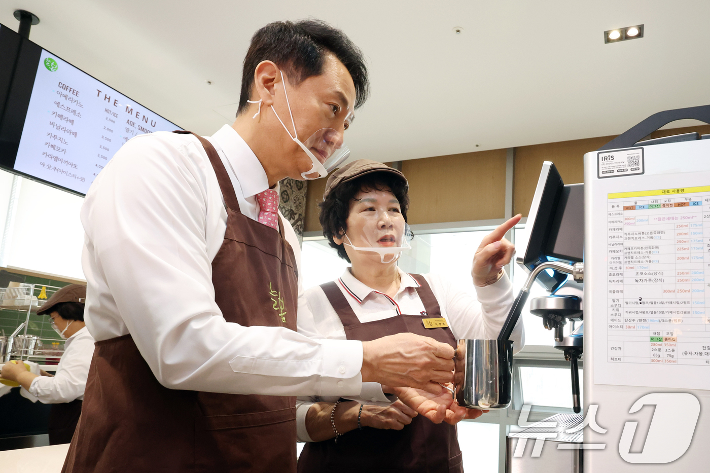 (서울=뉴스1) 김명섭 기자 = 오세훈 서울시장이 30일 오전 서울 서초구 시니어플라자 늘봄카페에서 시니어바리스타와 함께 커피를 제조하고 있다. (공동취재) 2026.3.30/뉴스 …