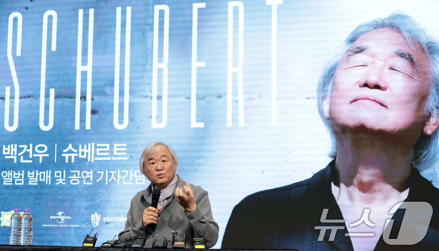 본문 이미지 - 피아니스트 백건우(80)가 30일 서울 영등포구 신영체임버홀에서 가진 데뷔 70주년 기자간담회에서 취재진 질문에 답하고 있다. 2026.3.30 ⓒ 뉴스1 권현진 기자