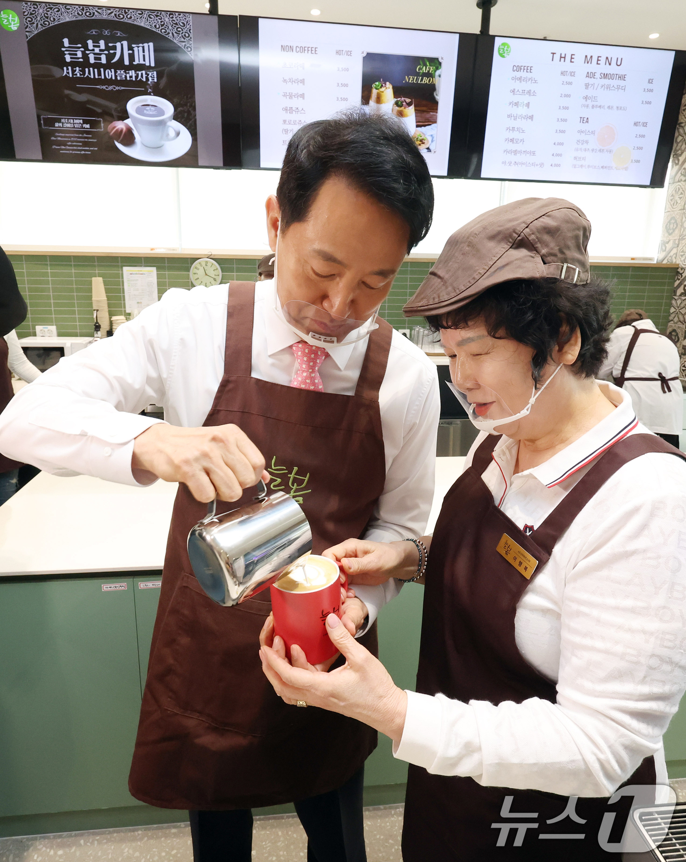(서울=뉴스1) 김명섭 기자 = 오세훈 서울시장이 30일 오전 서울 서초구 시니어플라자 늘봄카페에서 시니어바리스타와 함께 커피를 제조하고 있다. (공동취재) 2026.3.30/뉴스 …